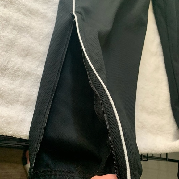 Nike joggers with zips at bottoms - Picture 2 of 3